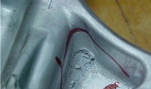 鋁壓鑄過程中鑄件表面上會有摩擦燒蝕的情況是怎么回事？